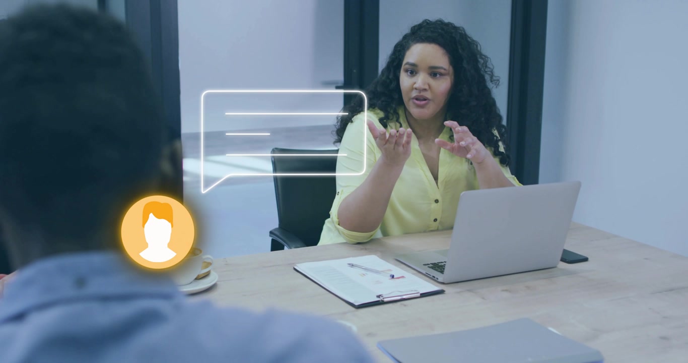 Donna che si sporge in avanti presentando una proposta commerciale con bolle di chat animate che invitano al feedback.