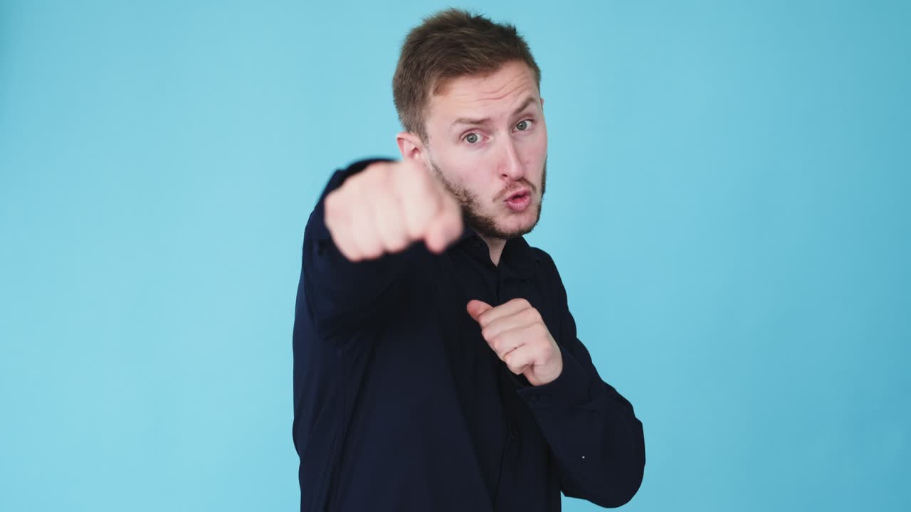 pelea de puños hombre agresivo boxeo nudillos gif bucle