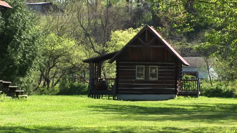 Ein-Kleines-Rustikales-Blockhaus-Liegt-Inmitten-Einer-Idyllischen-Landschaft