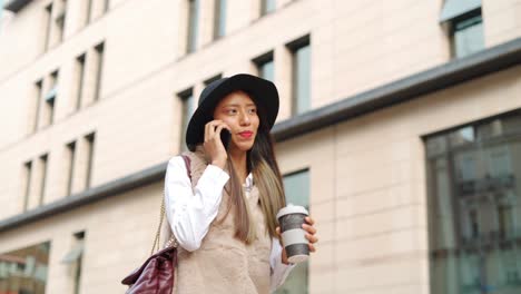 Mujer-Hispana-Con-Estilo-Hablando-Por-Teléfono-Inteligente