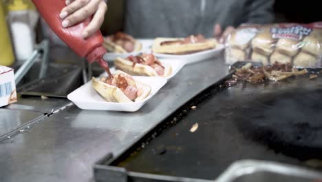 Sirviendo-Deliciosos-Hot-Dogs-En-Mexico