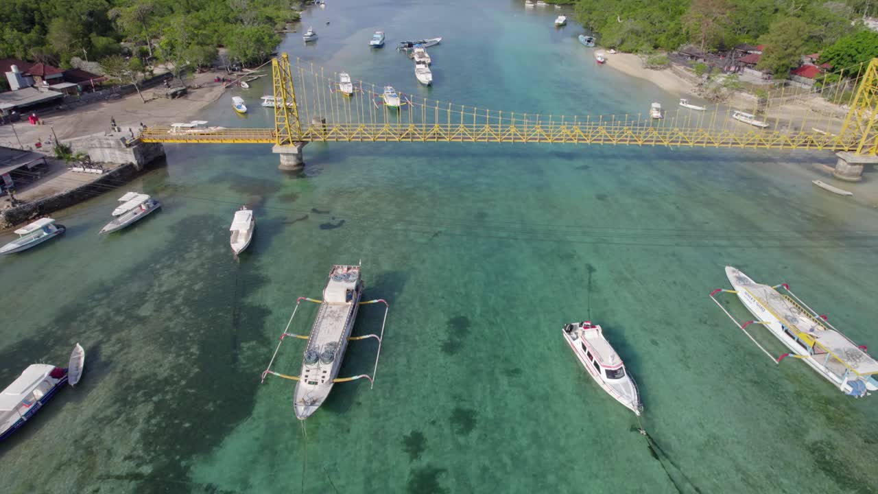 뜨거운  ⁇ 빛 날에 해변과 암초의 nusa lembongan aerial