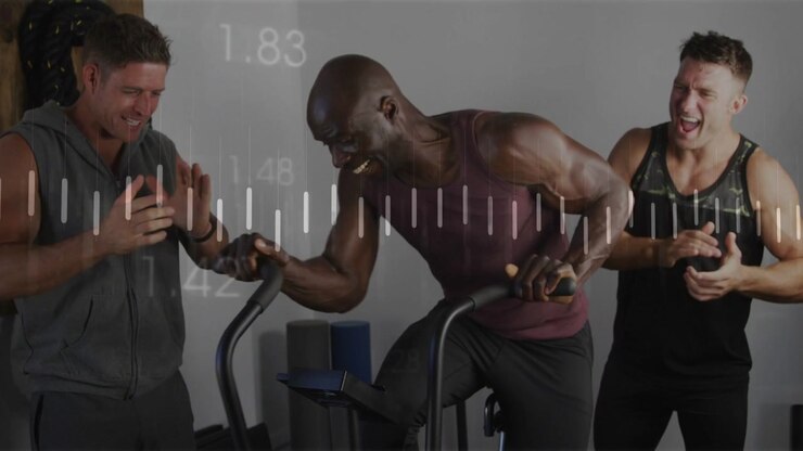 Ciclista principale che pedala più intensamente dopo che l'allenatore controlla il timer per raggiungere l'obiettivo di fitness, con una forma d'onda in aumento.