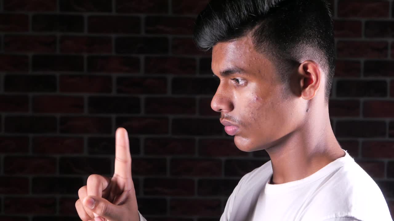 조용 한 몸짓 을 하는 젊은 남자