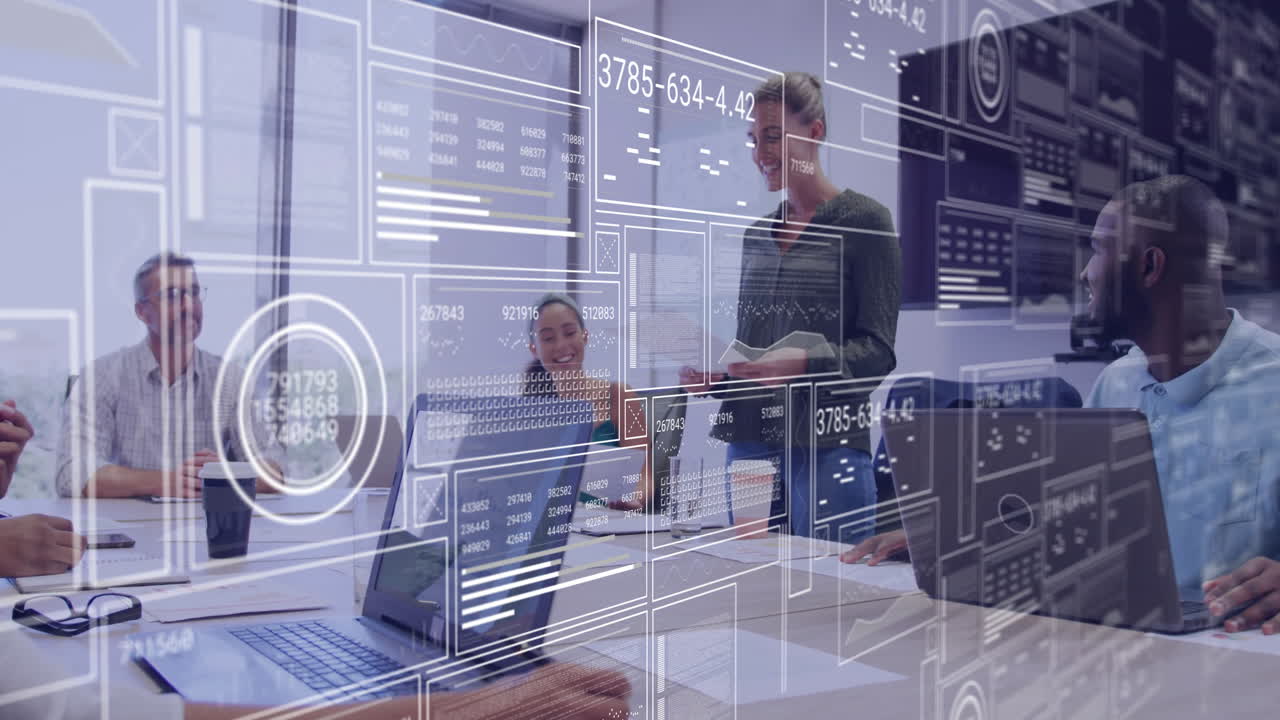 reunión de negocios con equipo diverso y animación de procesamiento de datos en el entorno de la oficina