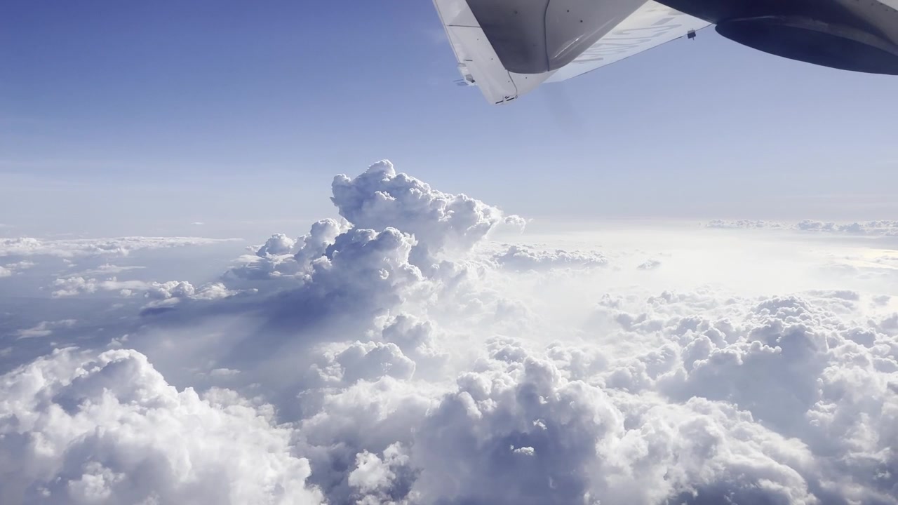 Splendido paesaggio nuvoloso e ala di aereo sopra le nuvole