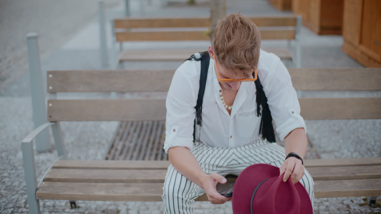 도시 의 벤치 에 앉아 있는 사람