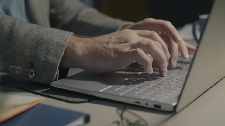 Person arbeitet spät am Laptop