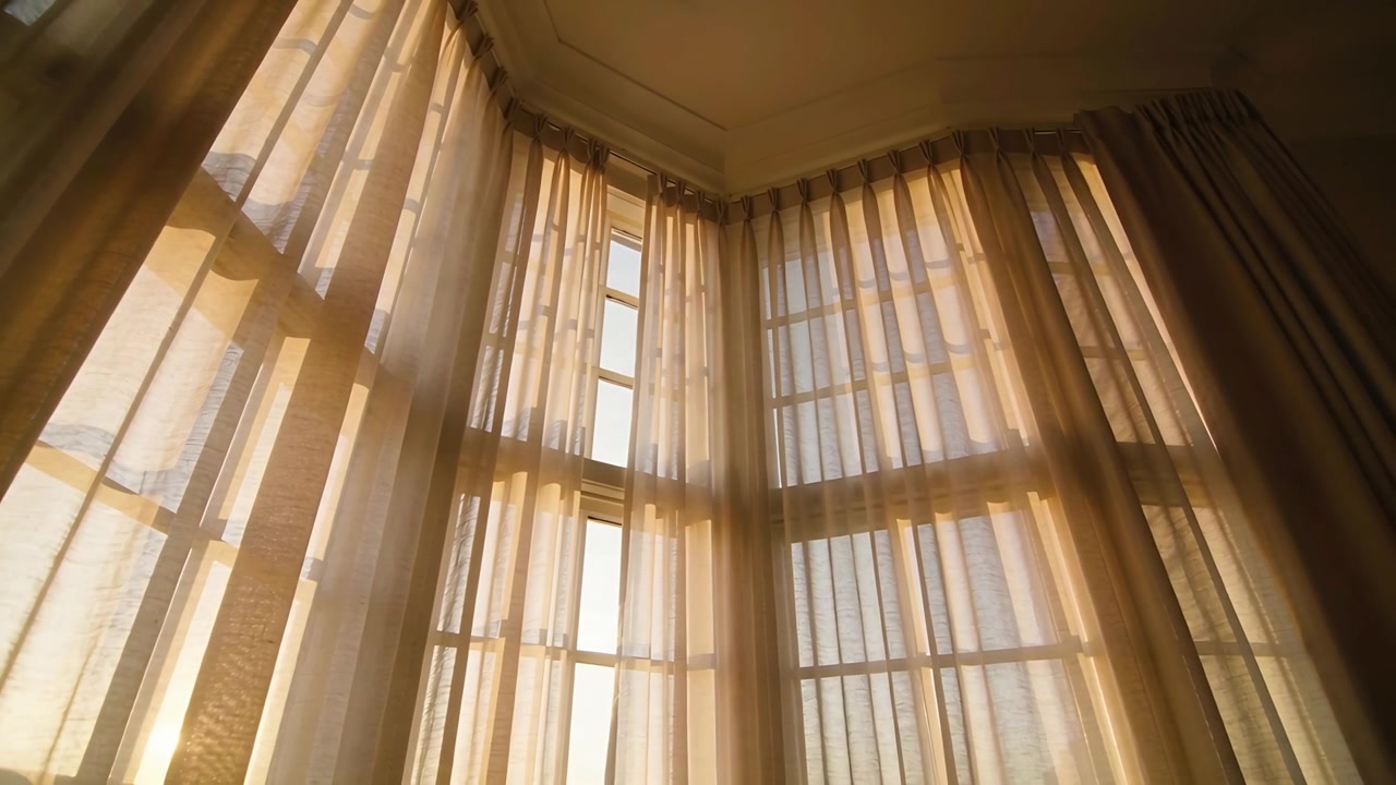 Luz solar cambiante, cortinas transparentes meciéndose en un ventanal alto en casa, el panel central iluminándose