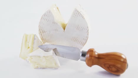 una rebanada de queso con cuchillo