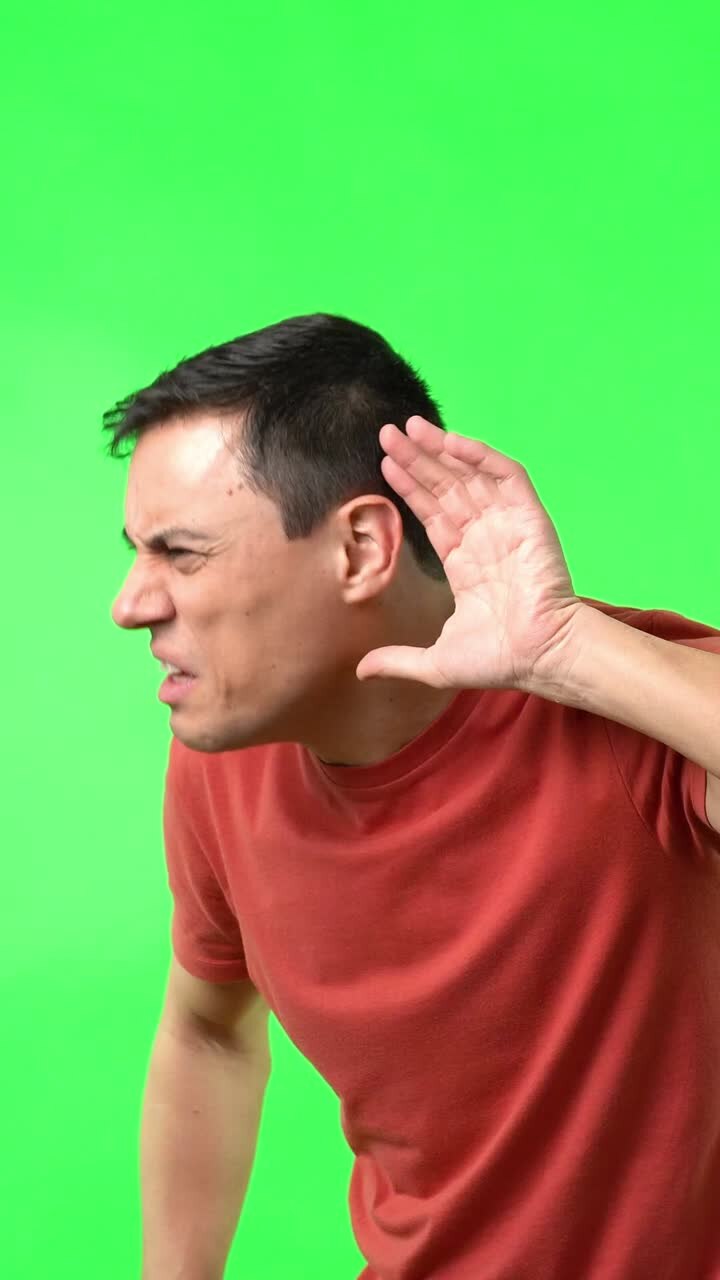 Uomo che ascolta attentamente