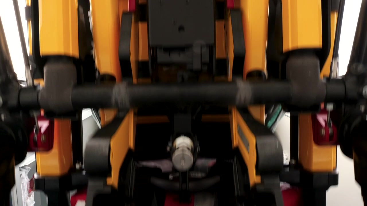 Carrello motorizzato della barella dell'ambulanza e sistema di binari di carico durante la procedura di scarico dal veicolo di emergenza, con tecnologia di trasporto motorizzata e meccanismi delle attrezzature di soccorso, inquadratura statica dal basso