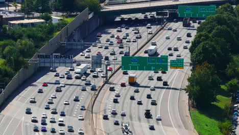 fahrzeuge, die auf einer breiten mehrspurigen autobahn fahren