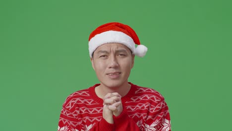 산타 모자와 빨간 스웨터를 입은 아시아인