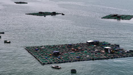 Schwimmende-Fischzuchtfarmen-In-Südostasien