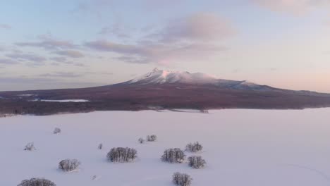 cámara rodante aérea cinematográfica lenta sobre el paisaje del lago congelado y la montaña