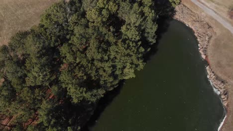 Imágenes-Aéreas-De-Drones-De-4k-De-Un-Lago-Congelado-Con-Pinos-En-El-Borde