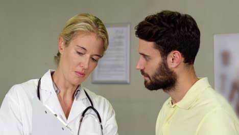 fisioterapeuta discutiendo un informe médico con el paciente
