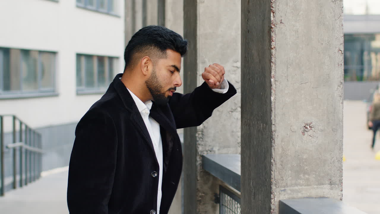 infeliz triste hombre de negocios indio frustrado estrés sintiéndose mal después de la compañía desempleo pérdida de trabajo