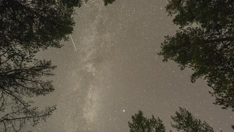 Estrellas-Brillantes-Y-La-Vía-Láctea-En-El-Cielo-Nocturno