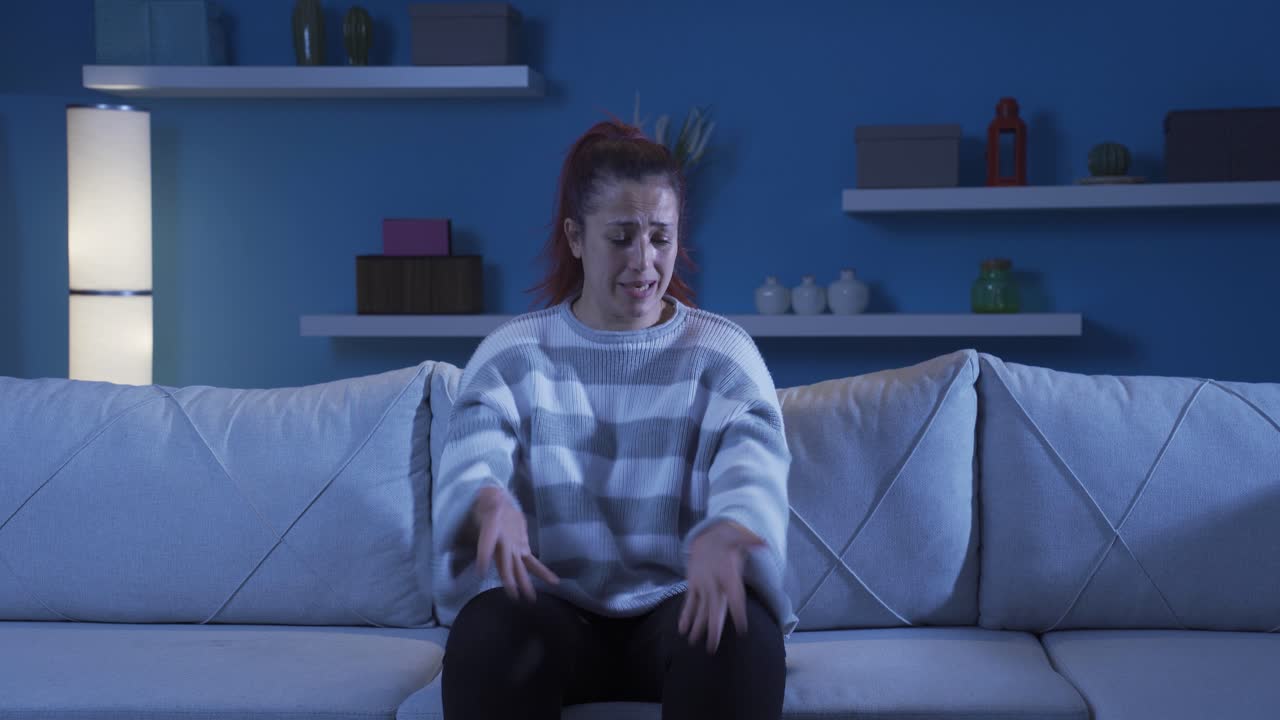 la mujer está hablando sola y enojándose.