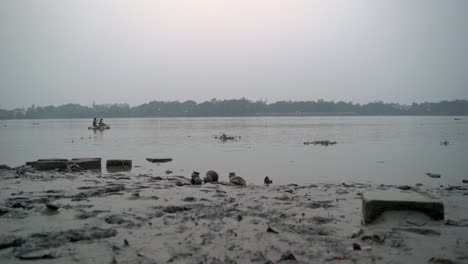 las orillas del río ganges durante la marea baja