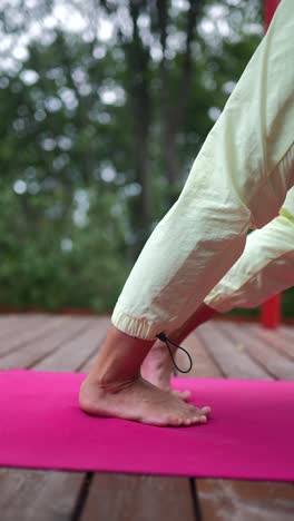 postura de yoga al aire libre
