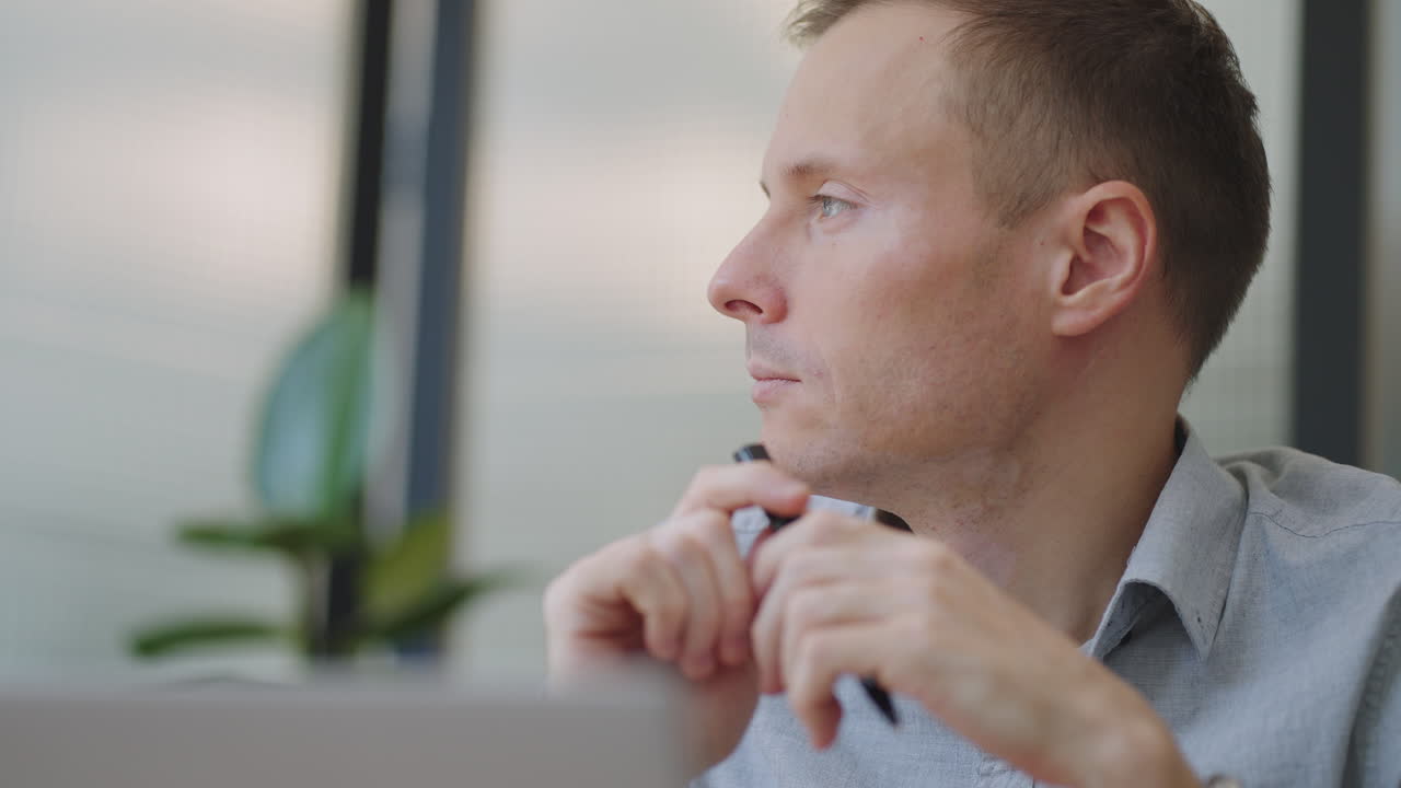 hermoso desarrollador masculino o estudiante trabajando estudiando con computadora portátil en una cafetería. trabajo remoto independiente educación en línea autónomo