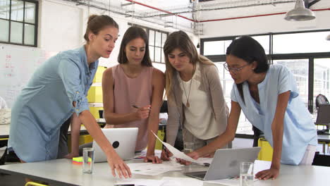 Las-Colegas-Femeninas-Se-Encuentran-Intercambiando-Ideas-En-Una-Oficina-De-Planta-Abierta.