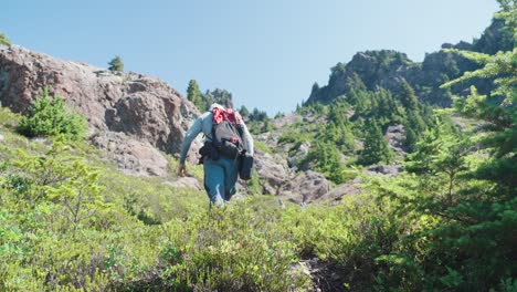 caminante alejándose de la cámara celebrando - gama mackenzie, isla de vancouver, bc, canadá