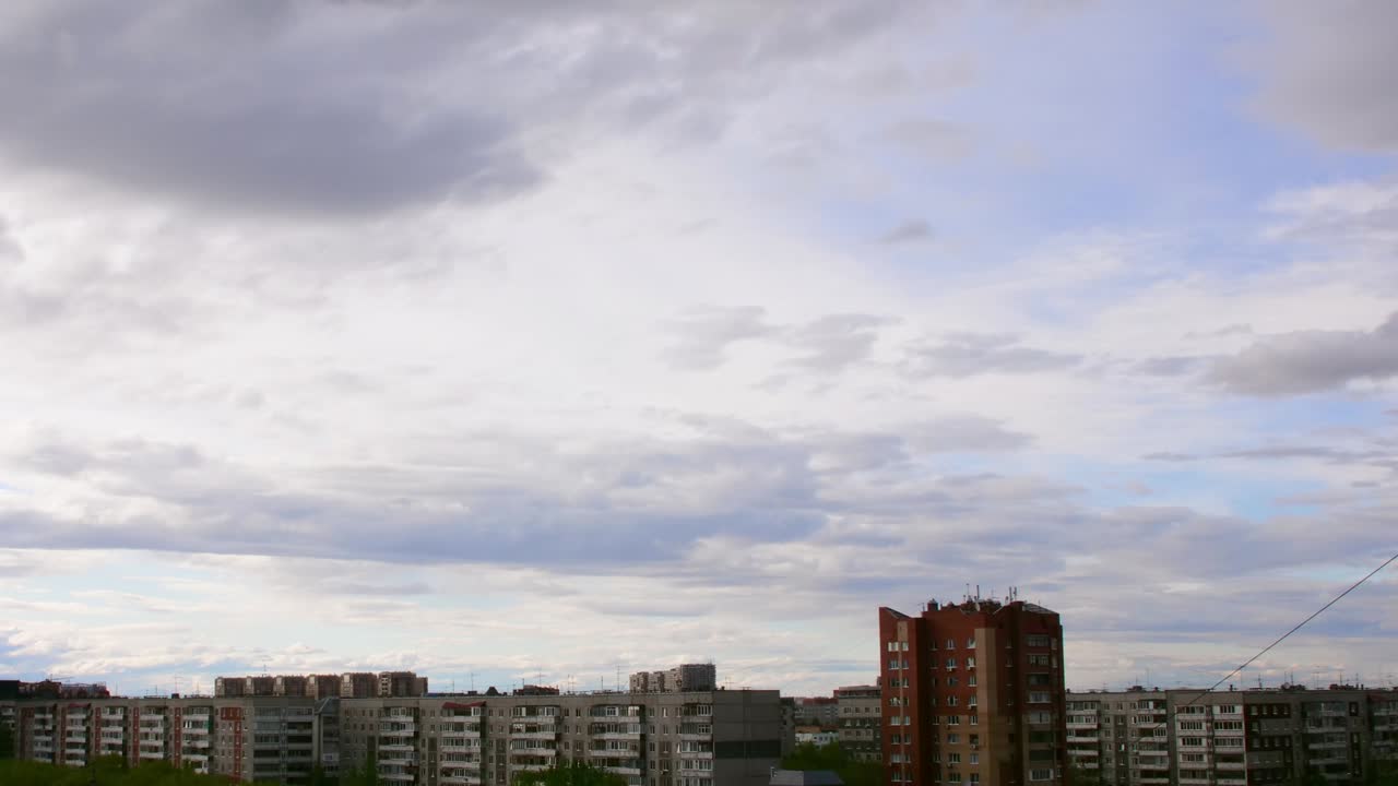 nubes sobre el horizonte de la ciudad. nubes moviéndose sobre el cielo azul.