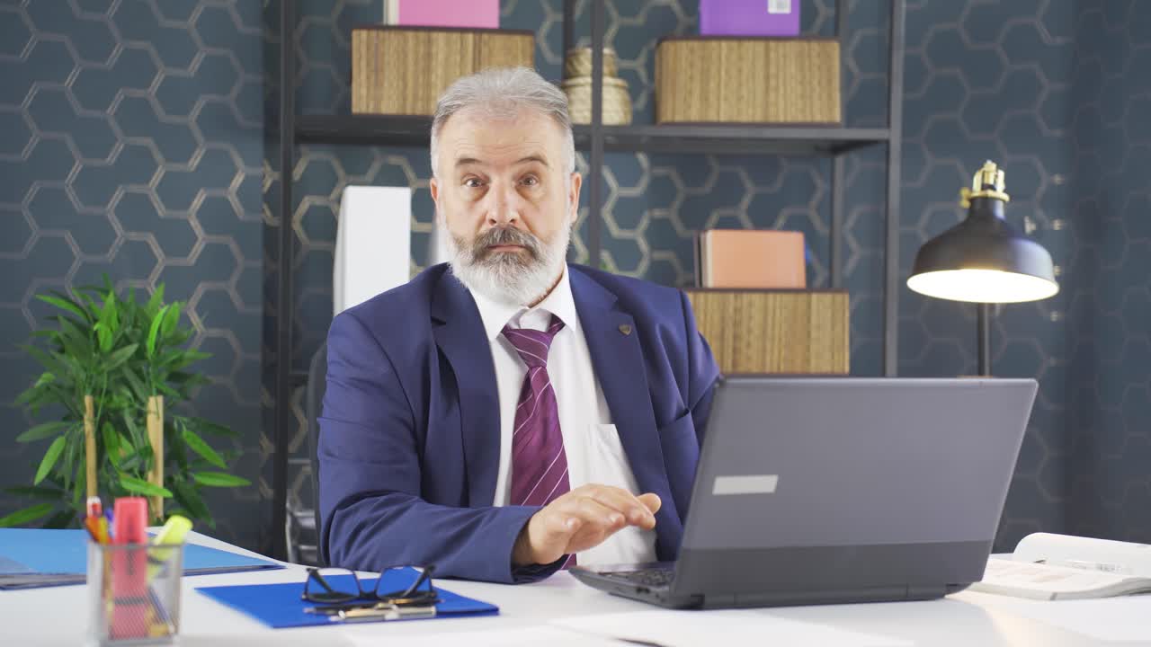 hombre de negocios con discapacidad visual.