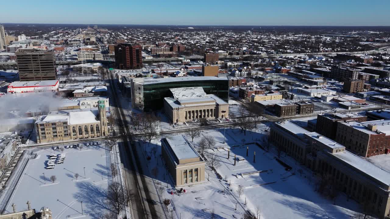 Vista aerea della biblioteca pubblica di Indianapolis in una giornata invernale innevata
