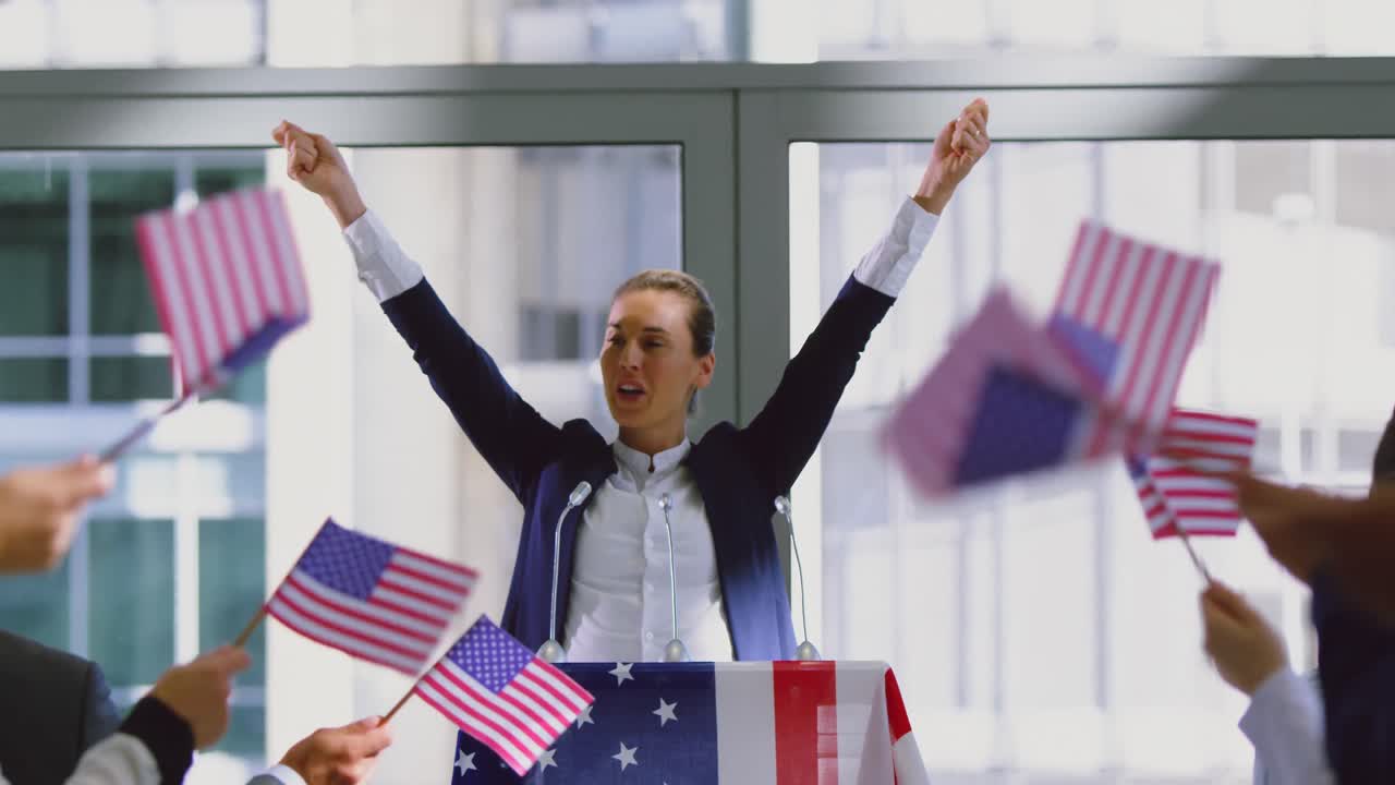 una oradora habla en un seminario de campaña política en la oficina moderna 4k