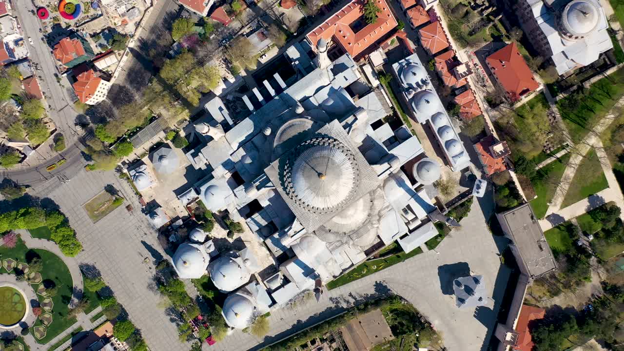 하기아 소피아 (hagia sophia) 는 코로나19 팬데으로 인한 통행금지 기간 동안 이스탄불에서 새의 눈으로 볼 수 있습니다.