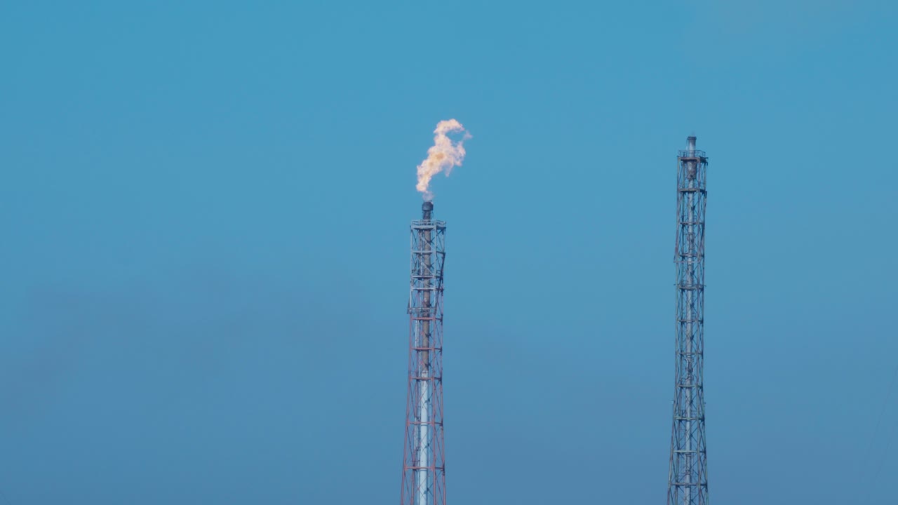 정제 공장 의 산업용 연소기 의 두 개의 근접 사진