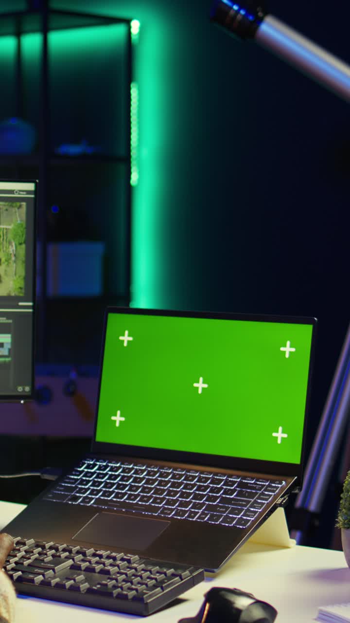 Specialist i vertikal videofotografering redigerer nyt filmklip ved siden af isoleret copy space