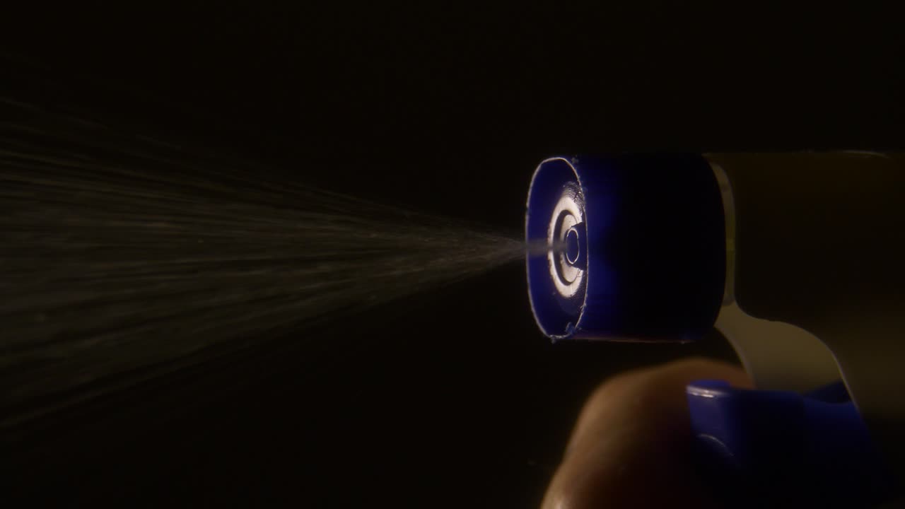 rociar desinfectante o limpiador, cerrar, en cámara lenta