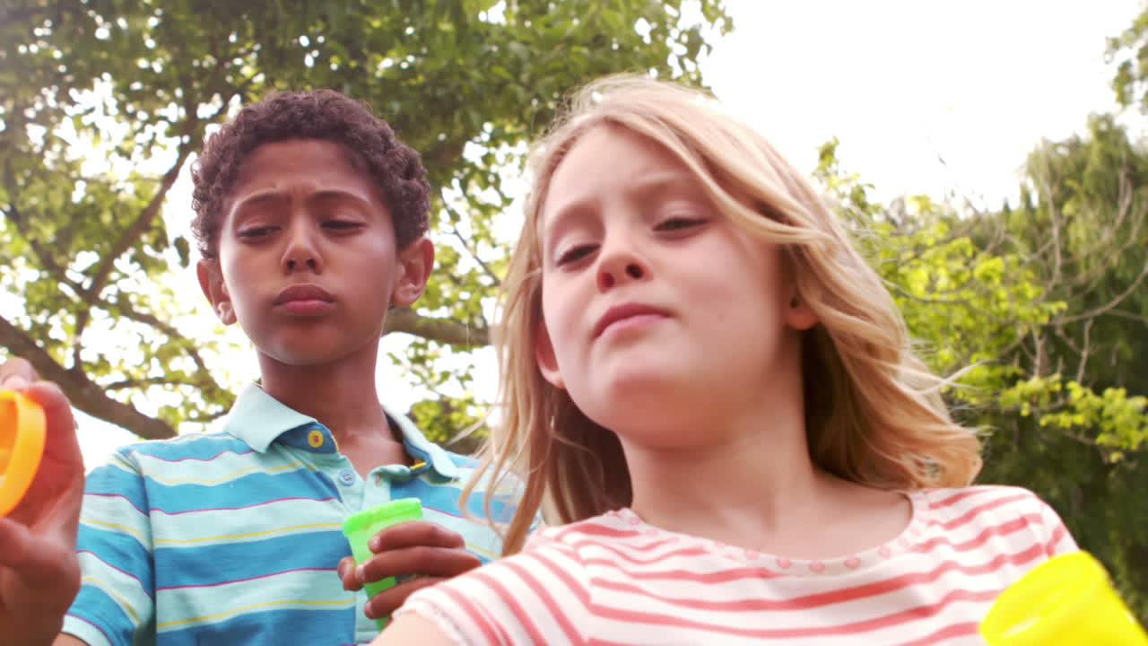 행복한 아이들이 거품을 불어넣습니다.