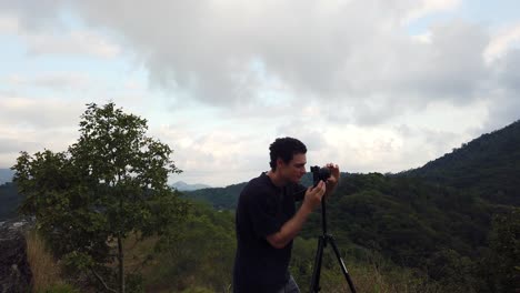 Fotógrafo-Preparando-Una-Toma-En-Cámara-Lenta-Temprano-En-La-Mañana-En-La-Cima-De-Una-Colina,-Fotógrafo-En-El-Lugar-En-Slo-Mo