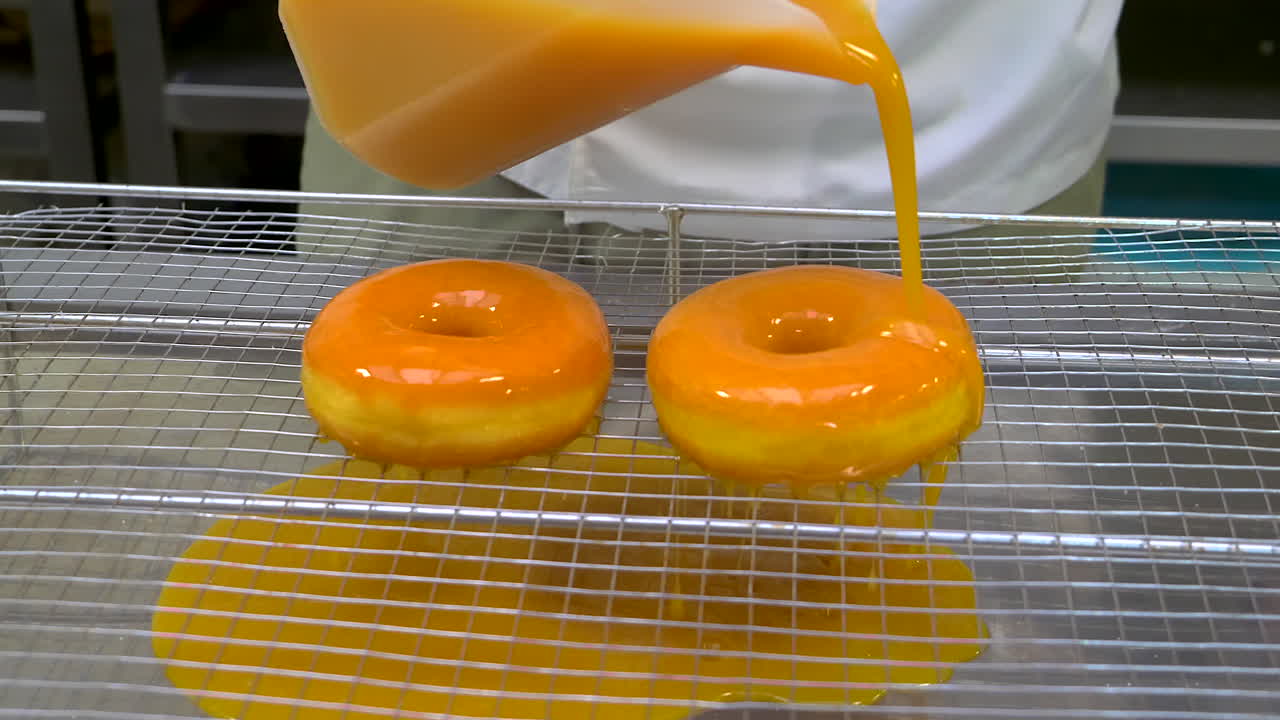 vertiendo salsa de mango sobre las rosquillas