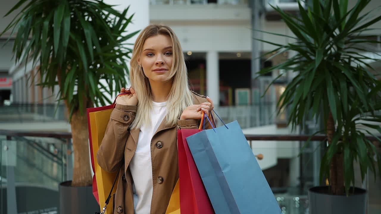 mujer comprando en el centro comercial