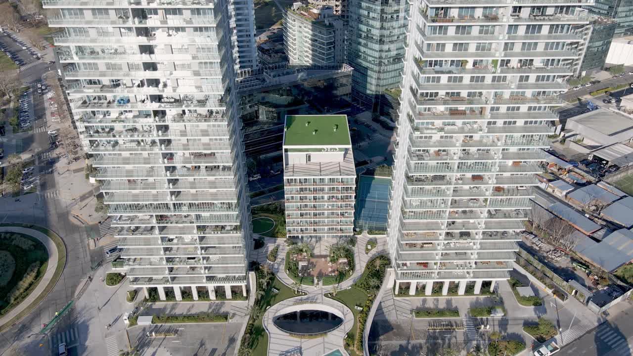 아파트와 사무실을 내려다보는 4k 공중 드론 영상