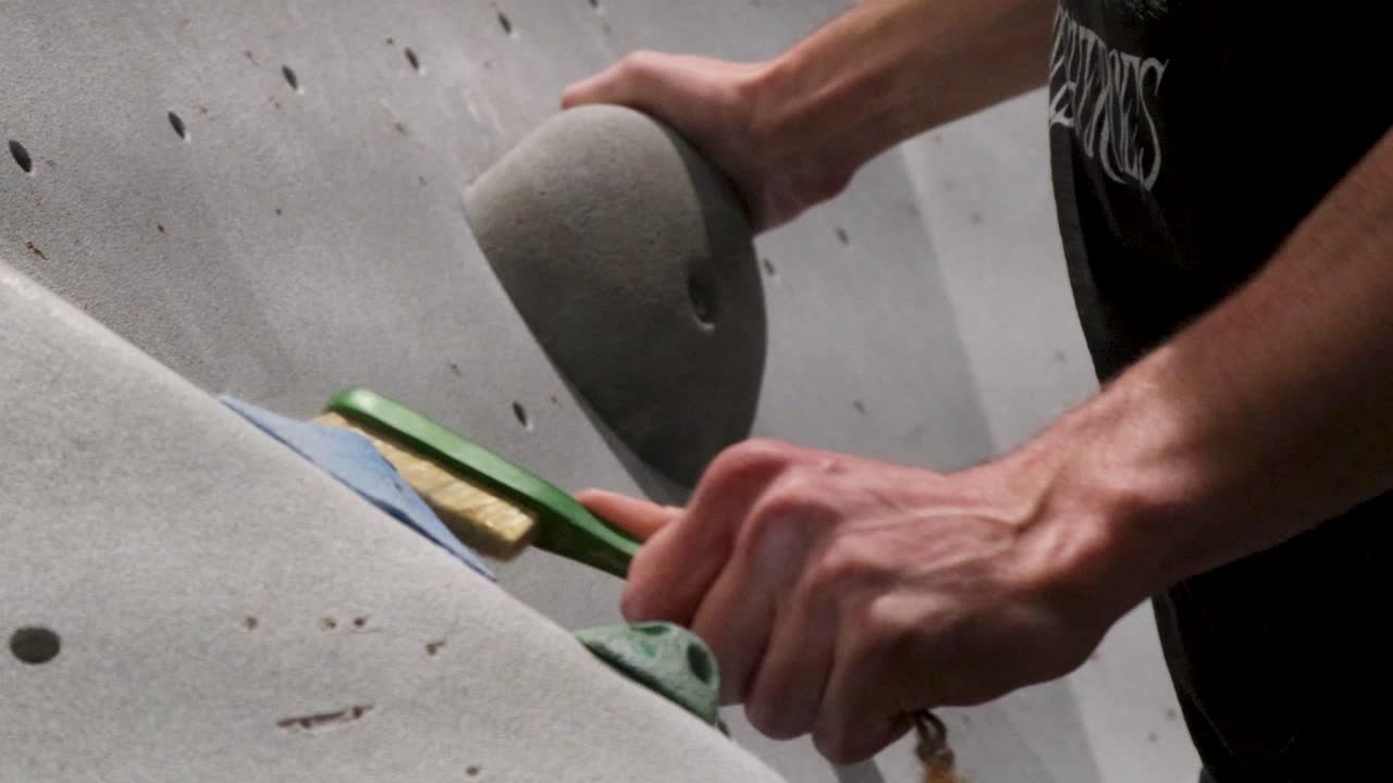 Video di una persona che prepara una parete boulder per fare bouldering
