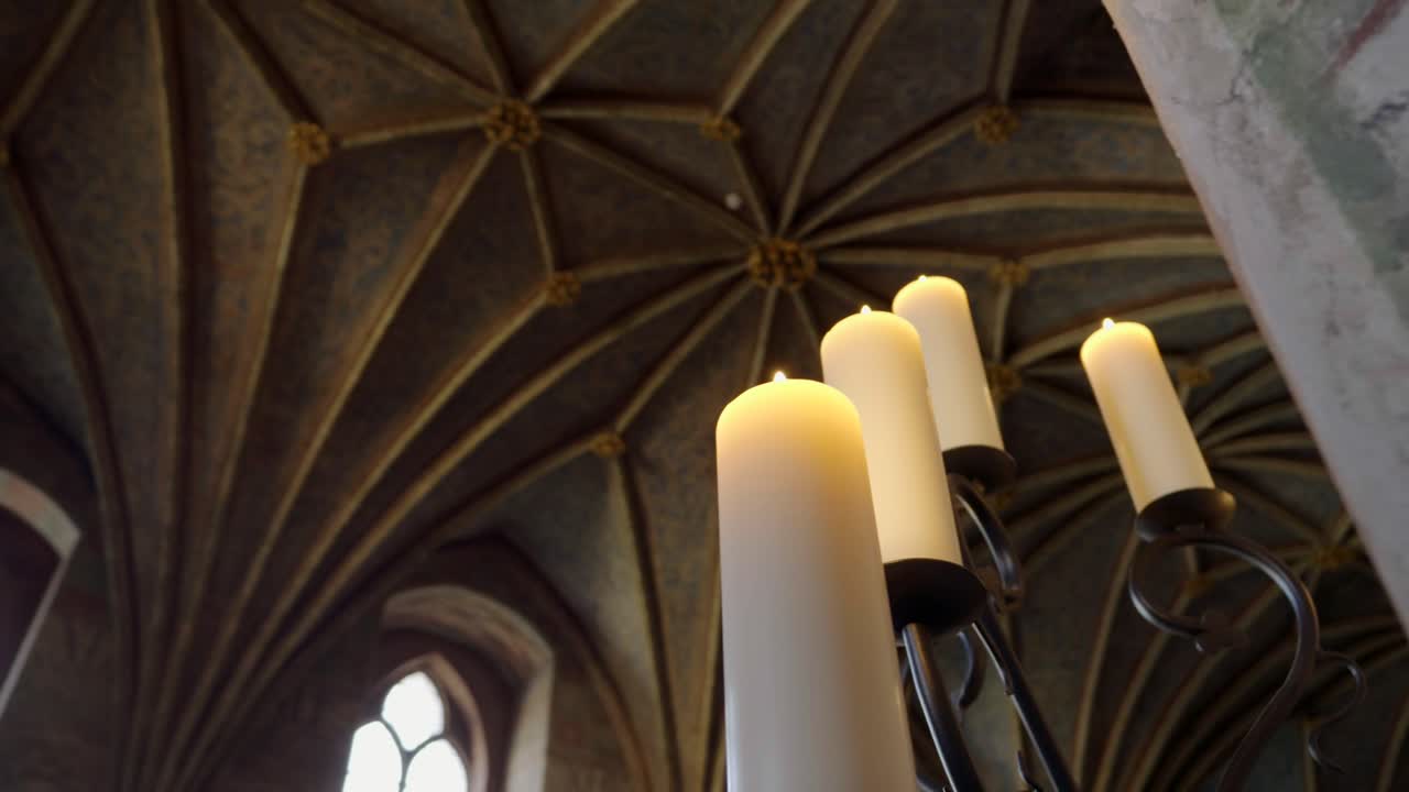 Candele in una chiesa gotica.