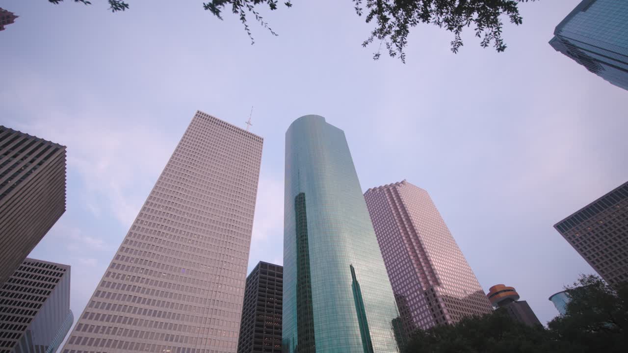 vista de ángulo bajo 4k de los rascacielos del centro de houston-5