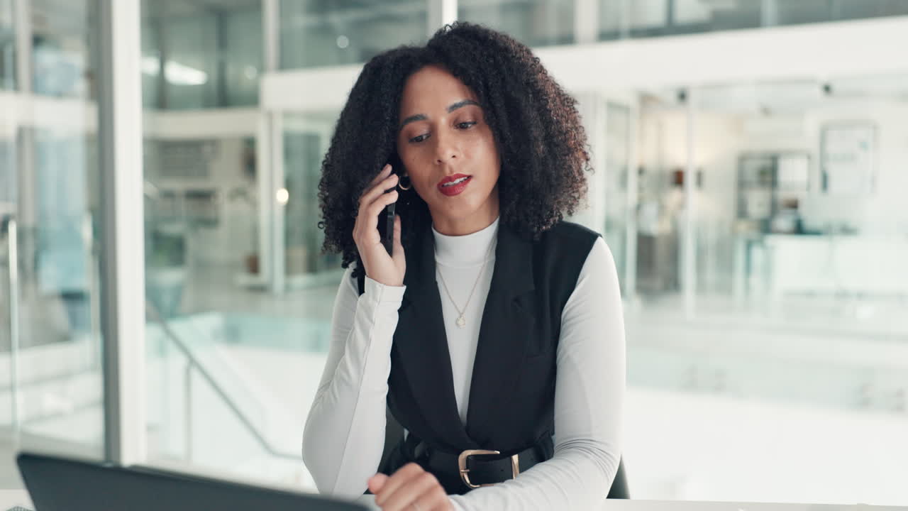 Imprenditrice al telefono in un ufficio moderno