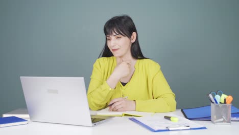 노트북에서 보는 것에 만족해서, 그 여자는 고개를 끄덕인다.