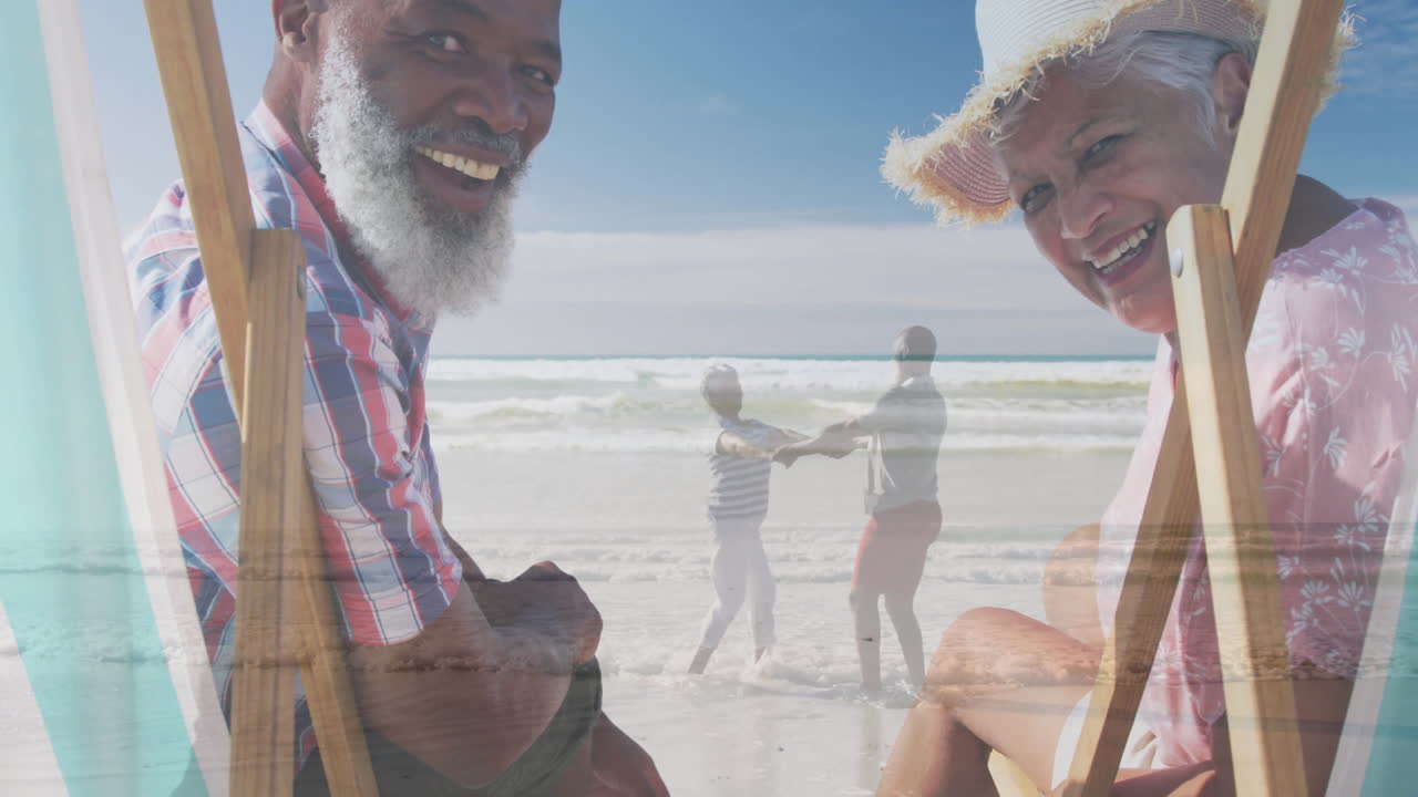 animación de una feliz pareja biracial de mayores sobre una pareja de mayores bailando en la playa