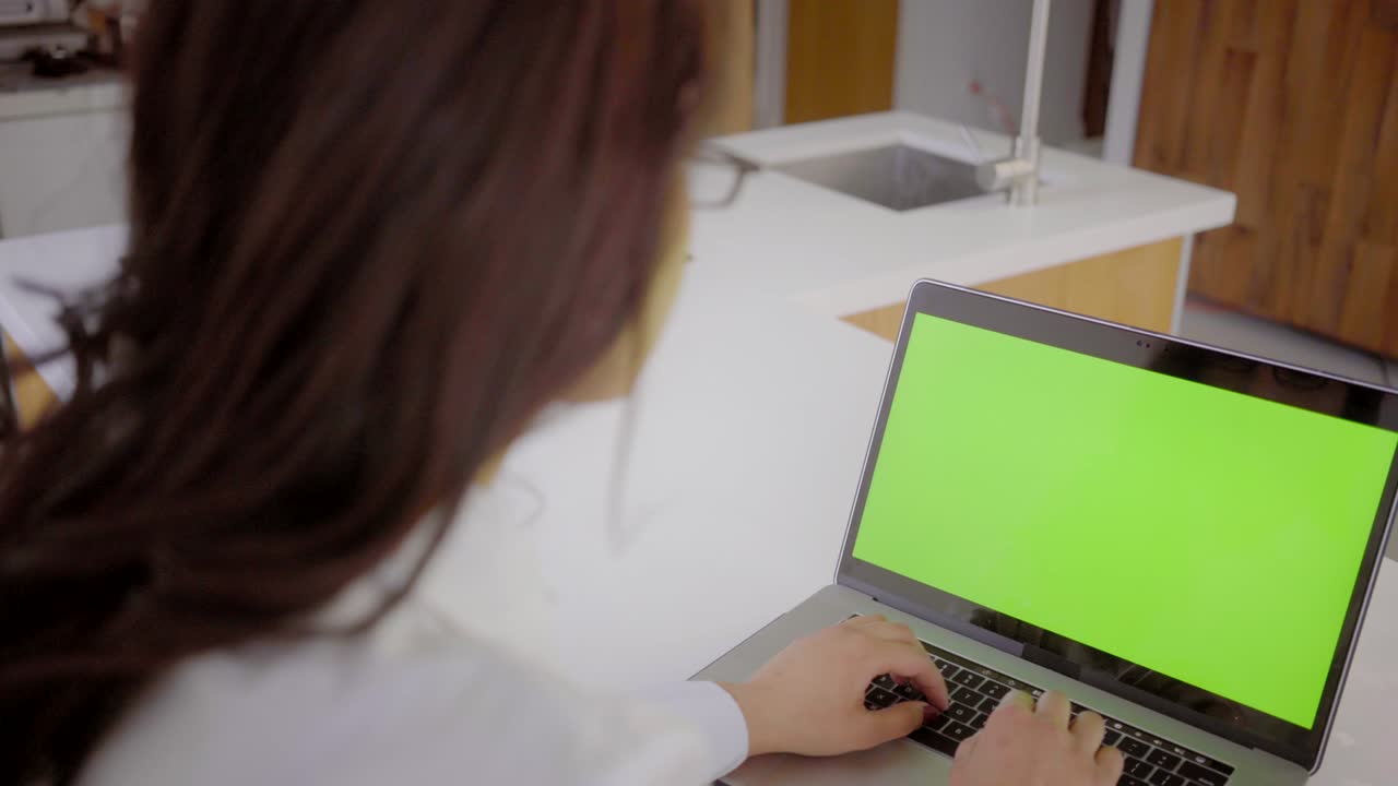 mujer árabe en el interior del hogar con tecnología medios sociales móvil preocupado frustrado